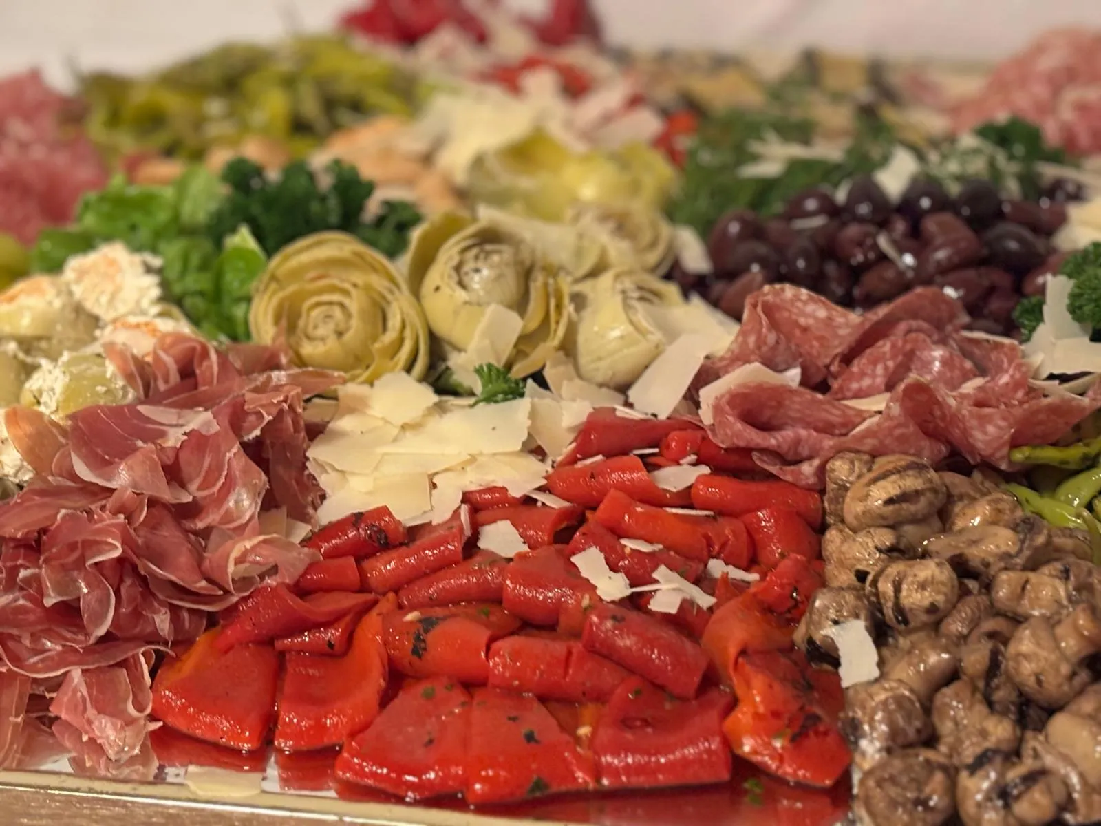 Antipasti-Platte mit Schinken, Salami, gegrillter Paprika, Artischocken und Oliven