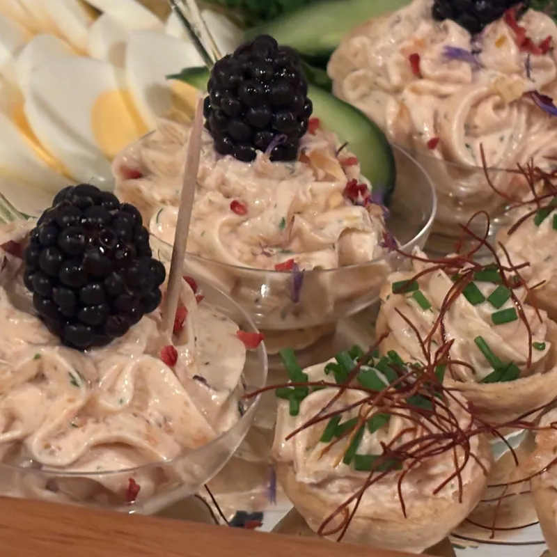 Dessert mit Sahnecreme und Brombeeren
