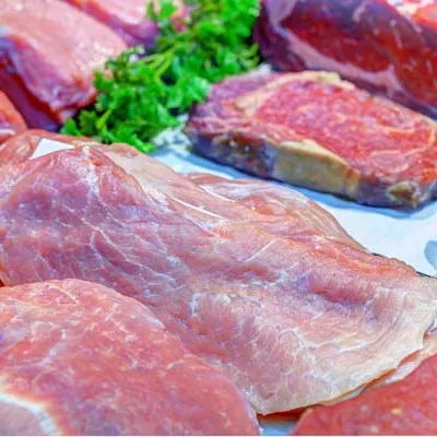 Frisches Fleisch an der Theke