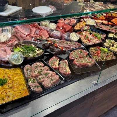 Fleischtheke mit Braten und Grillfleisch