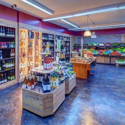 Blick in den Laden mit Regalen und Theke