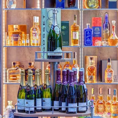 Regal mit Sekt und Spirituosen