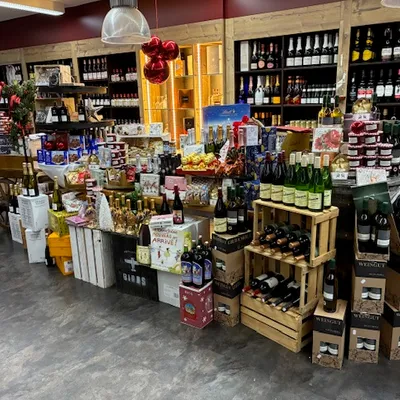 Weinregal mit Holzkisten